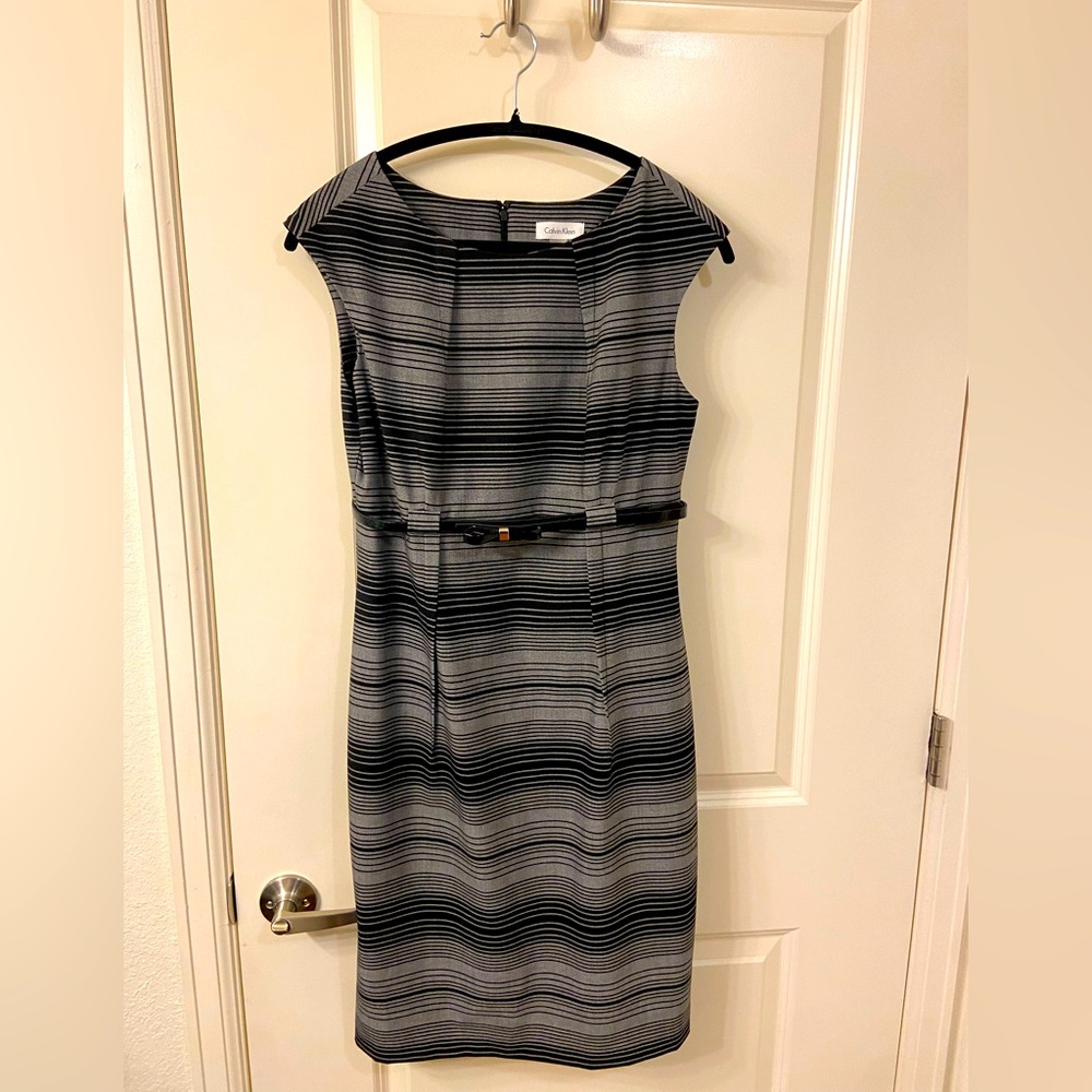 Calvin Klein women’s short sleeve dress with black patent leather belt. Size 10